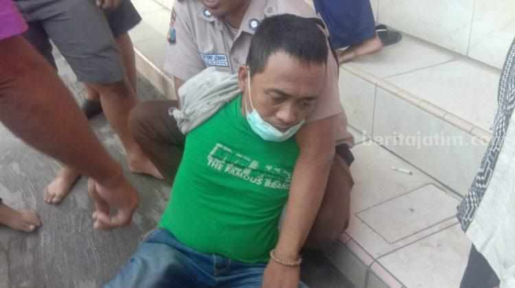 Pelaku pencurian HP di sebuah toko di Bangkalan (Foto: Zamachsari/beritajatim.com)