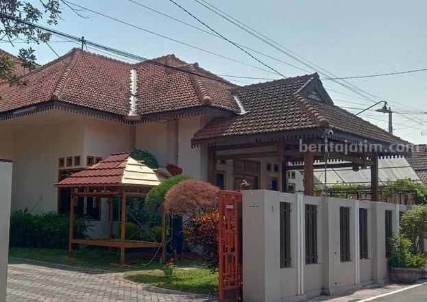 Rumah Bupati Blitar di Jl. Rinjani No 1, Kelurahan Kepanjenlor, Kecamatan Kepanjenkidul, Kota Blitar yang disewa sebagai Rumdin Wabup Blitar.