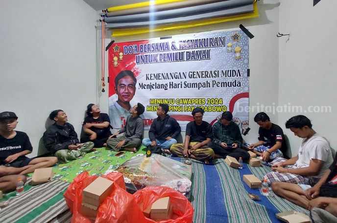 Warga Kepanjen Malang Sujud Syukur Gibran Bisa Maju Cawapres Warga Kepanjen, Kabupaten Malang, menggelar syukuran atas hasil putusan MK, Senin (16/10/2023).