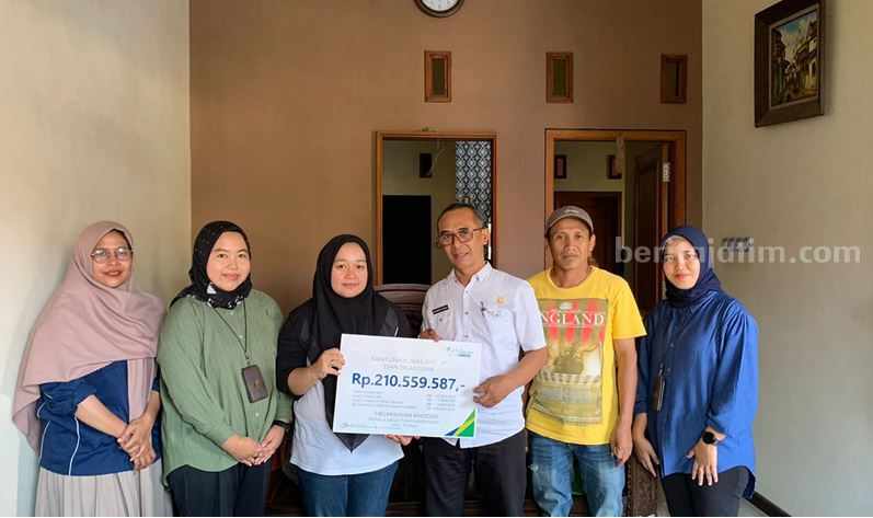 BPJS Ketenagakerjaan Malang Serahkan Santunan pada Ahli Waris di Tumpukrenteng BPJS Ketenagakerjaan Malang nenyerahkan santunan kepada ahli waris Kepala Desa Tumpukrenteng Kecamatan Turen Kabupaten Malang.