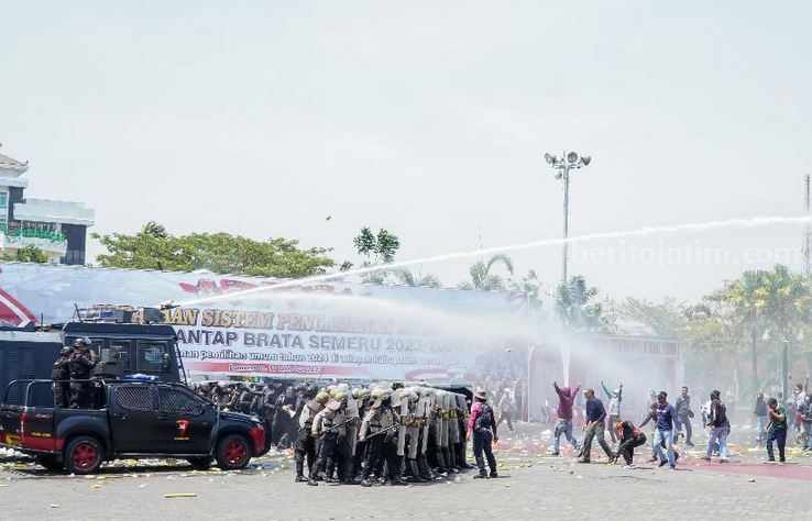 Sistem Penanganan Kota (Sispamkota) Operasi Mantap Brata Semeru 2023/2024, yang digelar di Alun-Alun Kabupaten Lamongan.
