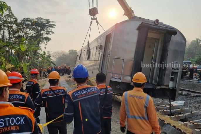 Proses evakuasi anjloknya KA Argo Semeru yang dilakukan sejak Selasa petang (18/10/2023) hingga Rabu (18/10/2023) pagi. (Dokumen KAI Daop 6)