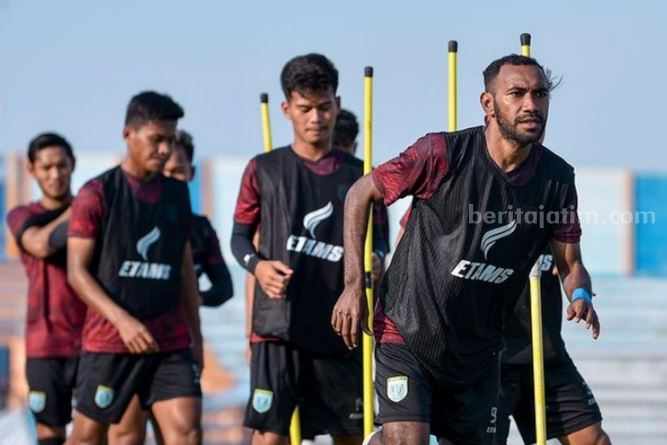 Pemain Persela Lamongan saat menjalani sesi latihan di Stadion Surajaya Lamongan.