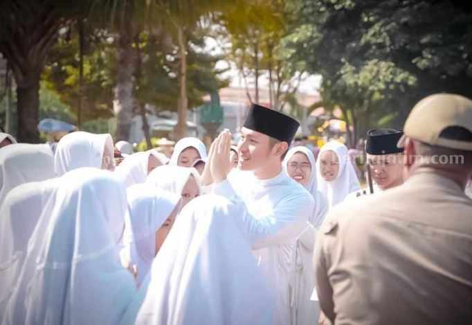 Bupati Tuban Aditya Halindra Faridzky saat mengikuti apel besar Hari Santri Nasional di Alun-Alun Tuban.