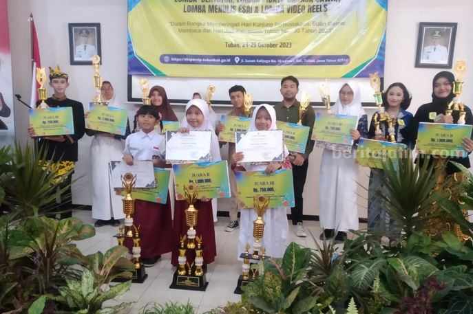 Para pemenang lomba yang digelar oleh Dinas Perpustakaan dan Kearsipan (Dispersip) Kabupaten Tuban. [Foto: Diah Ayu/beritajatim.com]