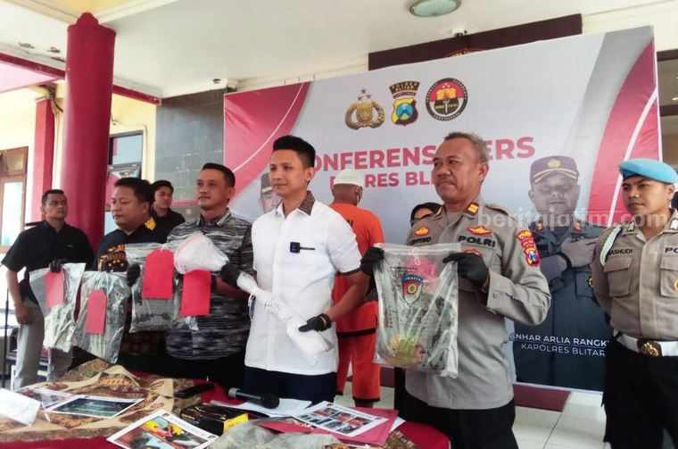 Kasat Reskrim Polres Blitar, AKP Febby Pahlevi Rizal mengungkap kasus pembunuhan yang terjadi di Desa Boro Kecamatan Selorejo Kabupaten Blitar.