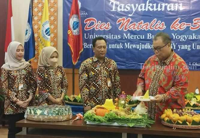 Dies Natalis, UMBY Komitmen Kembangkan Sociopreneur Rektor UMBY (batik coklat) tengah melaksanakan prosesi Upacara Dies Natalies dengan Nguri- Uri tradisi Tumpengan. (Rahajeng Pramesi)