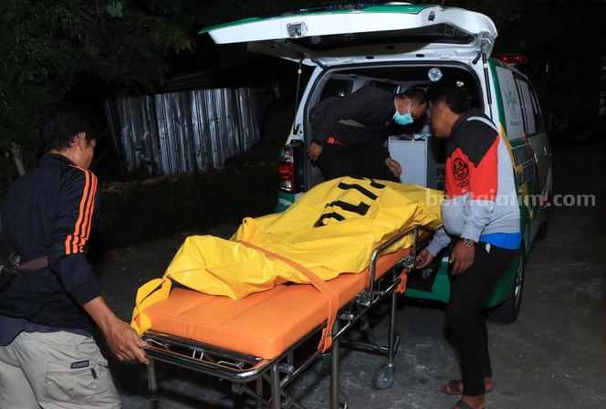 Satreskrim Polres Blitar melakukan olah TKP carok di Nglegok Kabupaten Blitar.