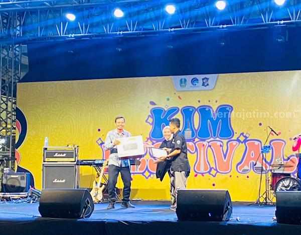 Penyerahan penghargaan dari Kominfo RI kepada KIM Batuputih Sumenep.