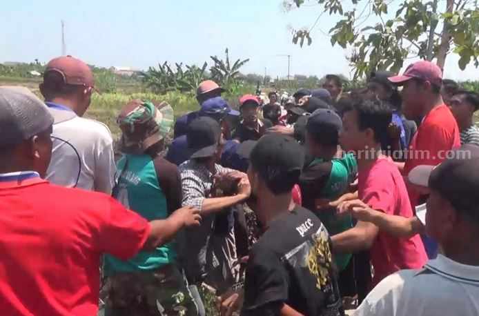 Kericuhan warga Desa Tunjungmekar, Kecamatan Kalitengah, Lamongan saat melakukan aksi protes atas pengurukan lahan TPU di desa setempat.