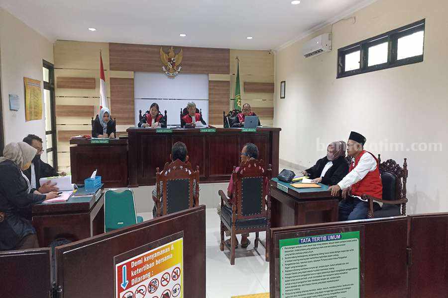 Suasana sidang kasus Sonokeling di Pengadilan Negri Bangil dengan terdakwa Udin.