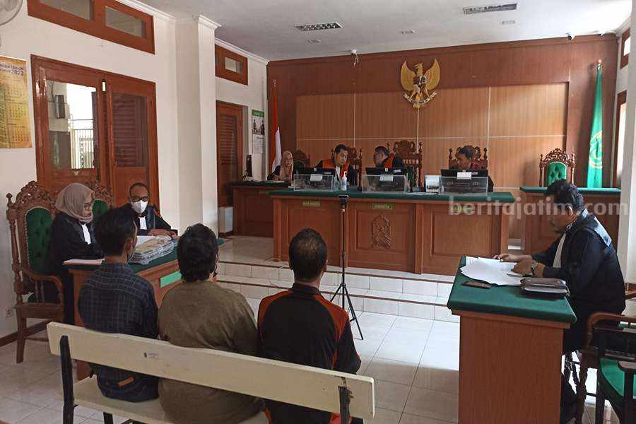Tiga orang saksi yang meeupakan mantan karyawan SPBU Gempol saat melakukan persidangan di Pengadilan Negri Pasuruan.