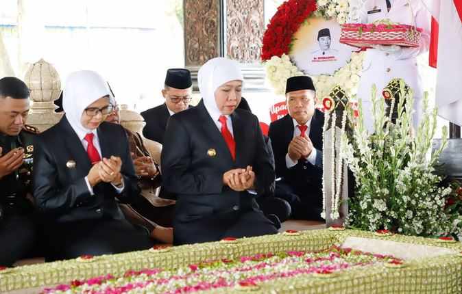 Gubernur Jawa Timur Khofifah Indar Parawansa berziarah ke makam Bung Karno Kota Blitar.
