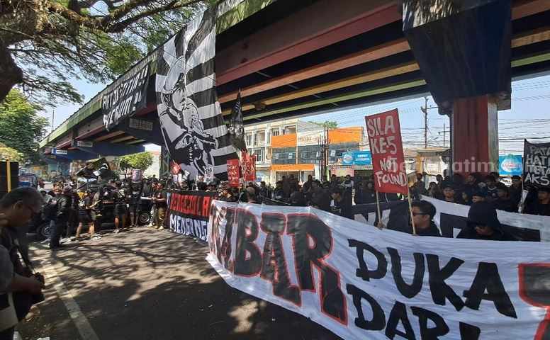 Ricuh Demo Arema, 8 Arek Malang Divonis 9 Bulan Penjara Demo Arek Malang di depan PN Malang.