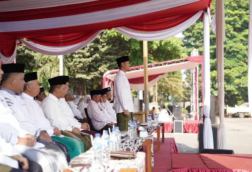 Bupati Tuban Aditya Halindra Faridzky saat mengikuti apel besar Hari Santri Nasional di Alun-Alun Tuban.