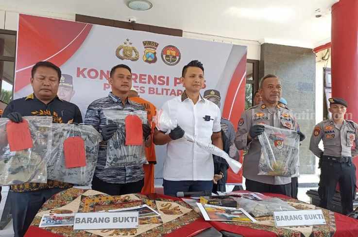 Kasat Reskrim Polres Blitar, AKP Febby Pahlevi Rizal mengungkap kasus pembunuhan yang terjadi di Desa Boro Kecamatan Selorejo Kabupaten Blitar.