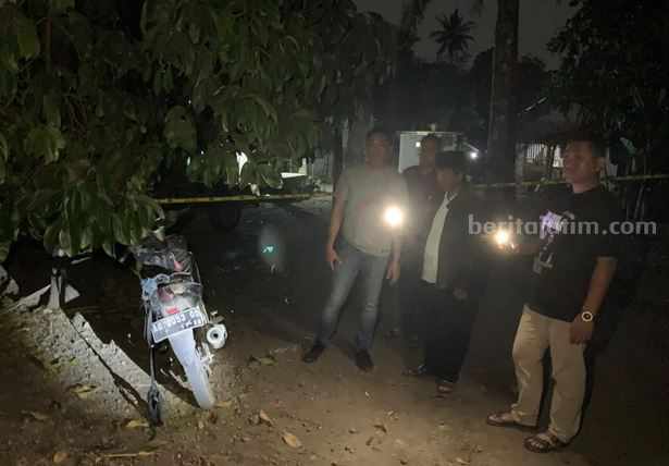 Satreskrim Polres Blitar melakukan olah TKP carok di Nglegok Kabupaten Blitar.