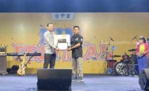 Penyerahan penghargaan dari Kominfo RI kepada KIM Batuputih Sumenep.