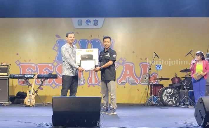 Penyerahan penghargaan dari Kominfo RI kepada KIM Batuputih Sumenep.