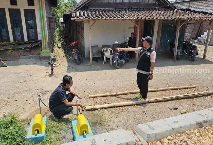 Pemasangan sambungan air minum gratis bagi masyarakat pedesaan berpenghasilan rendah di Lamongan.