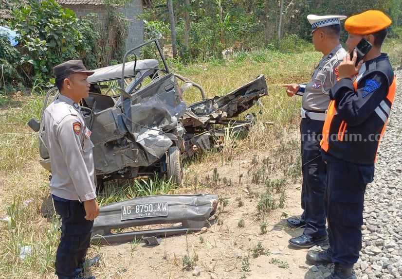 Polsek Srengat melakukan olah tkp kecelakaan kereta api dengan mobil pick up.