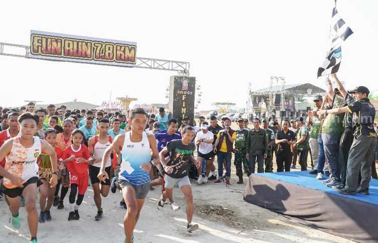 Aksi Gempur Rokok Ilegal Turut Warnai HUT TNI di Lamongan Fun Run 78 Km Lamongan yang digelar dengan kemasan aksi gempur rokok ilegal dalam rangka HUT ke-78 TNI.