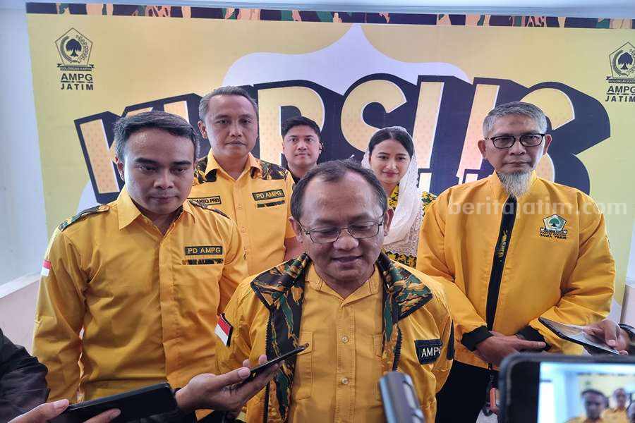 Ketua Golkar Jatim, Muhammad Sarmuji didampingi Ketua AMPG Jatim, Pranaya Yudha