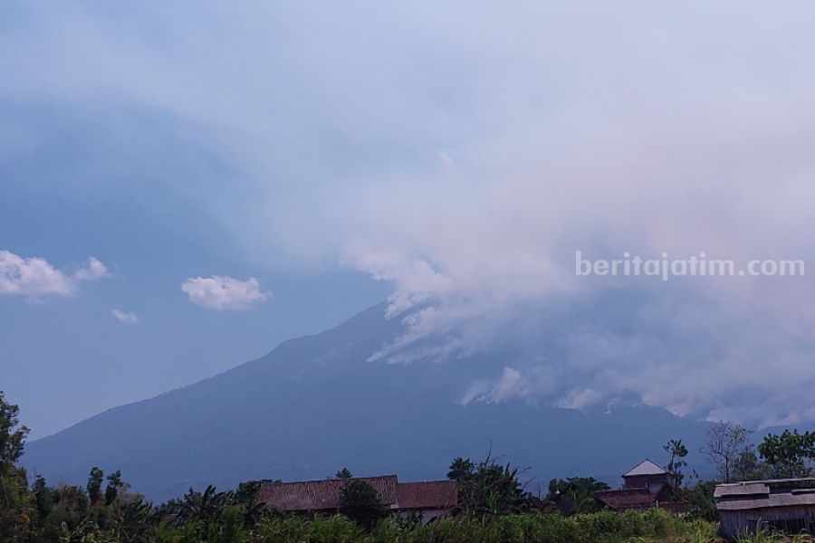 Kebakaran Gunung Lawu terpantau dari Desa Majasem Kecamatan Kendal Ngawi, Jawa Timur, Minggu (1/10/2023)