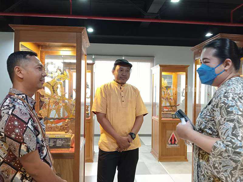 Pameran wayang berbahan dasar limbah sak semen koleksi Museum Gubug Wayang.