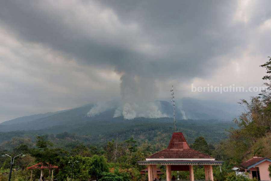 Luasan Hutan Rusak Terbakar di Gunung Lawu Capai 1.150 Hektar Kepulan asap di RPH Campurejo masuk Desa Karanggupito, Kendal, Ngawi, Jawa Timur, Selasa (4/10/2023)