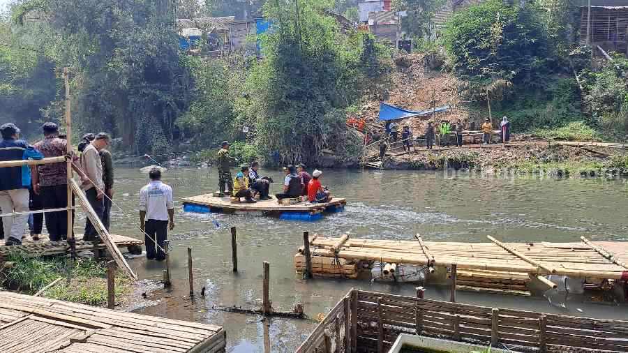 Perahu rakit di jembatan Lembahyung. (Foto: Lucky Aditya/beritajatim.com)