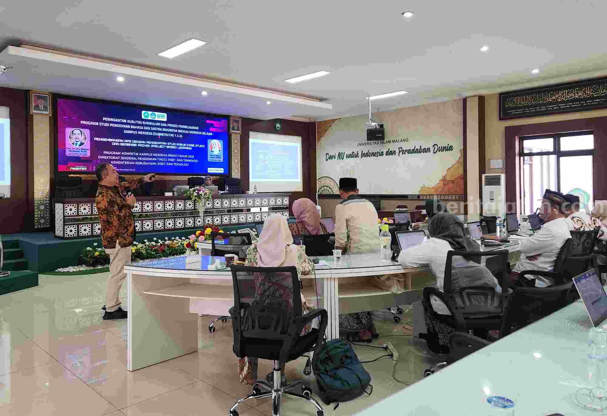 Prof Maman saat menyampaikan materi pada acara lokakarya (Dani Alifian/beritajatim.com)