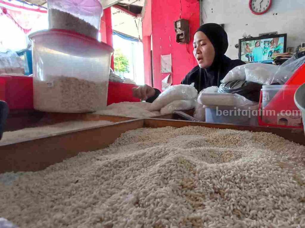 Pedagang beras di Pasar Tradisional Kabupaten Bojonegoro, Ruming Widyowati.