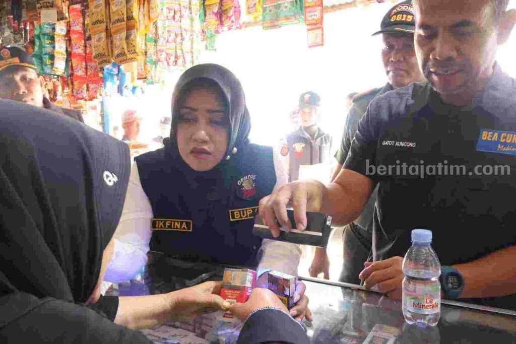 Bupati Mojokerto Ikfina Fahmawati bersama KPPBC Tipe Madya Pabean B Sidoarjo saat operasi pasar di Pasar Pohjejer di Kecamatan Gondang, Kabupaten Mojokerto. [Foto : ist]