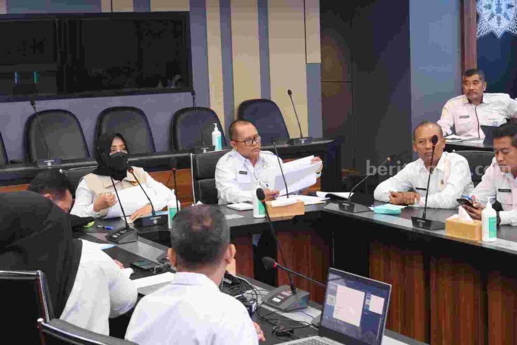 Bupati Mojokerto, Ikfina Fahmawati saat AKS di smart room SBK, Pemkab Mojokerto. [Foto : ist]