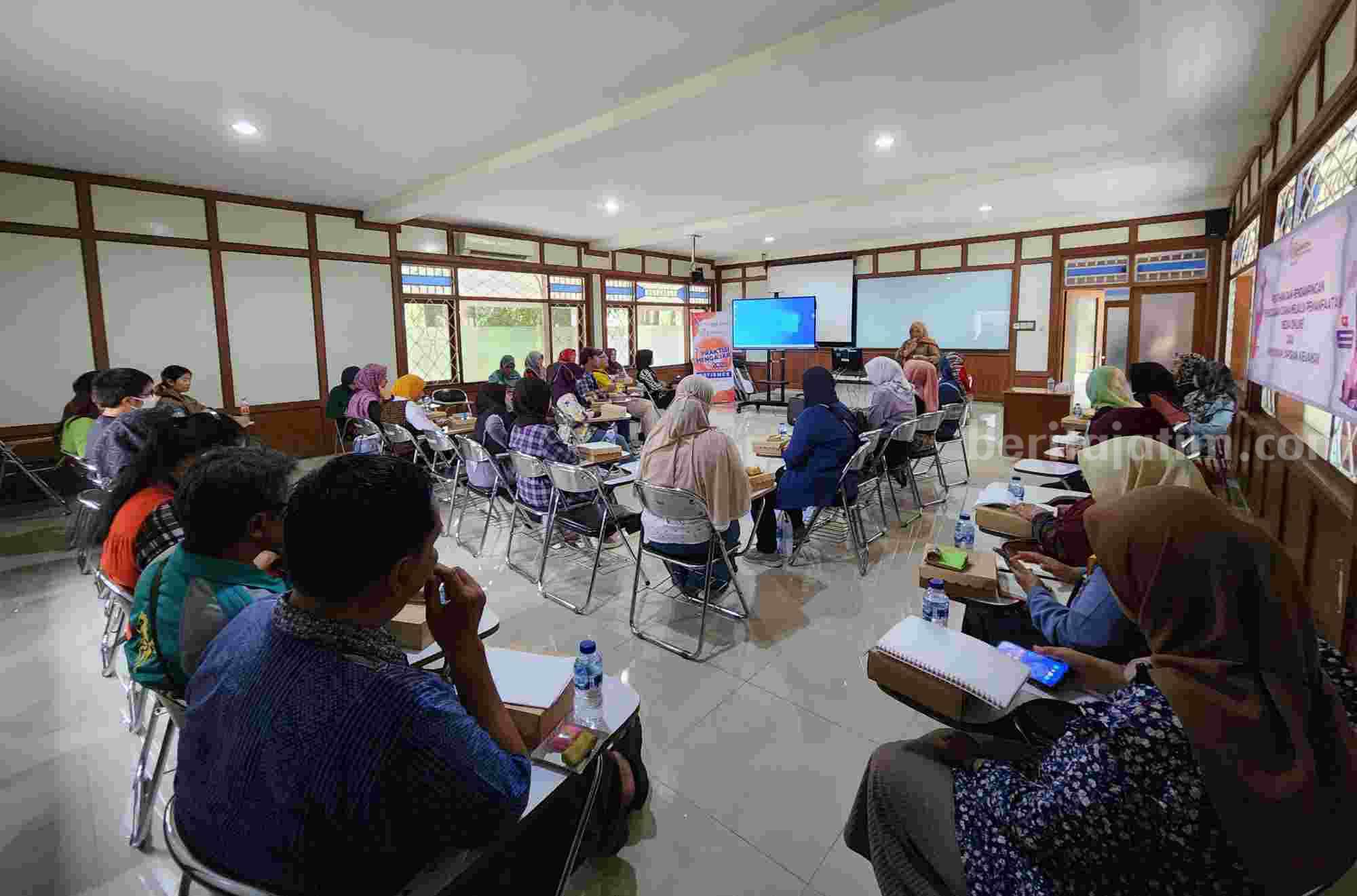 Suasana pelatihan UMKM di STIE Malangkuçeçwara (Foto: Dani Alifian/beritajatim.com)