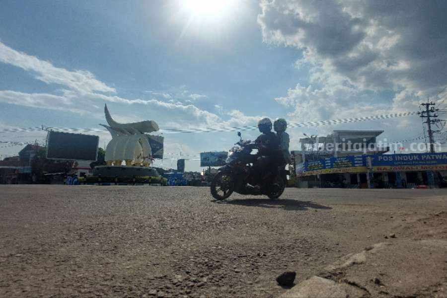 Teriknya matahari di kawasan Perempatan Kartonyono Ngawi, Minggu (15/10/2023)