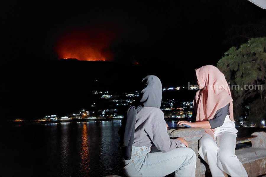 Pegunjung Telaga Sarangan saat melihat api Karhutla Gunung Lawu.