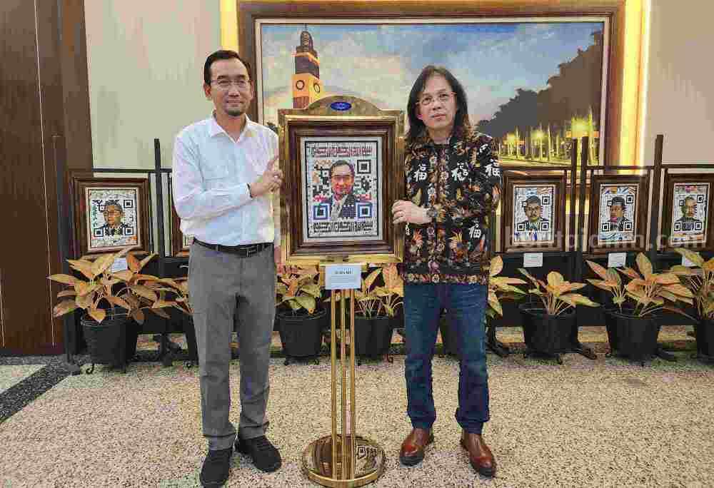Mr. D menyerahkan Qr Art kepada Rektor UB (Foto: Dani Alifian/beritajatim.com)