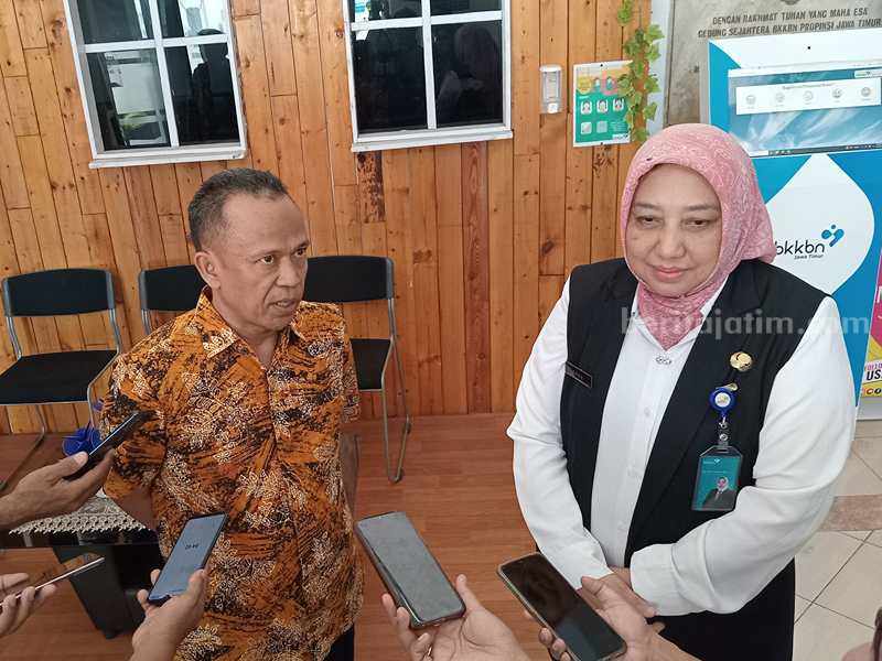 Kali Pertama, BKKBN Jatim Ikuti Monev Keterbukaan Informasi Publik Kepala Perwakilan BKKBN Provinsi Jatim Maria Ernawati bersama Ketua KIP Jatim Imadoeddin usai monev di Kantor BKKBN Jatim.