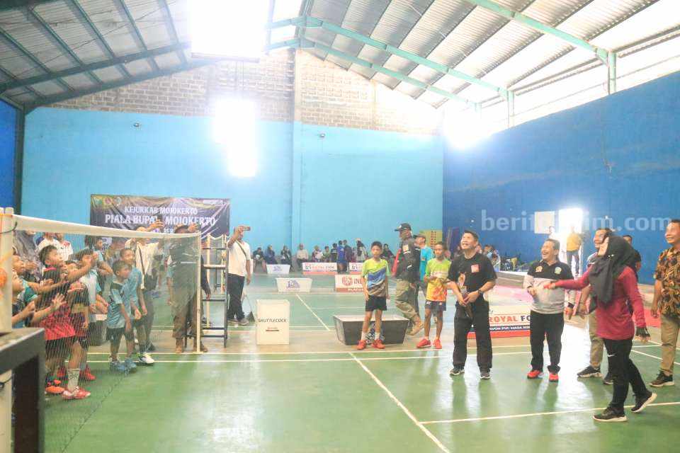 Bupati Mojokerto, Ikfina Fahmawati melakukan servis pertama tanda dibukanya Kejurkab Piala Bupati Mojokerto di Gor Janetta, Desa Menanggal, Kecamatan Mojosari, Kabupaten Mojokerto. [Foto : ist]