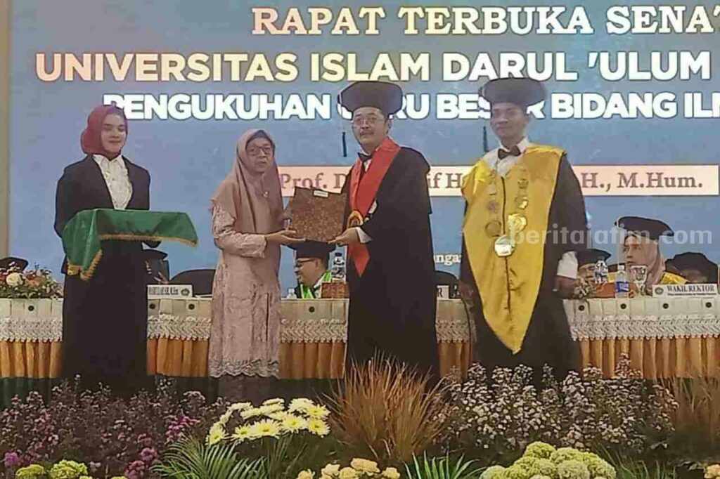 Setelah 22 Tahun, Afif Hasbullah Dikukuhkan Jadi Guru Besar Hukum Unisda Lamongan Pengukuhan Prof. Dr. M. Afif Hasbullah, SH, M.Hum, menjadi guru besar bidang ilmu hukum di Universitas Islam Darul Ulum (Unisda) Lamongan.
