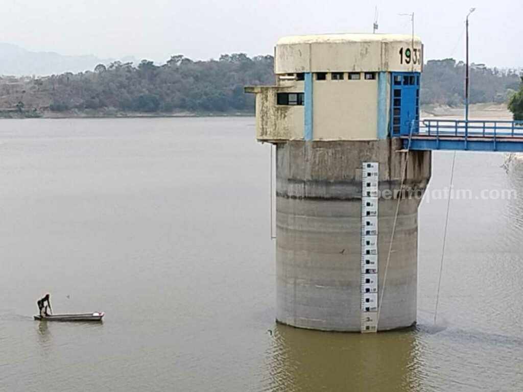 Kondisi debit air di Waduk Pacal Kabupaten Bojonegoro mulai berkurang saat musim kemarau.