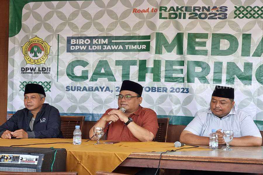 LDII Jatim Bersikap Netral Aktif dalam Pilpres 2024 Ketua DPW LDII Jatim, Moch Amrodji Konawi saat memberikan keterangan ke media