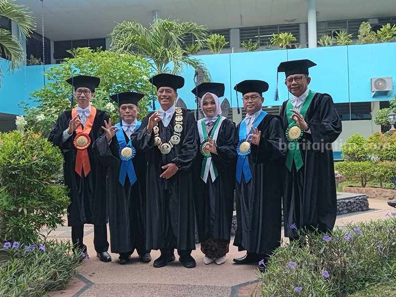 Rektor UHT Surabaya Prof Supartono bersama 5 guru besar barunya.