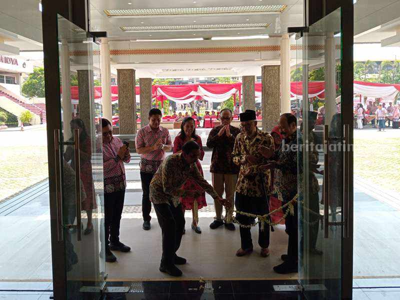 Peresmian gedung R. Ing. Soekonjono oleh jajaran YPTA Surabaya.