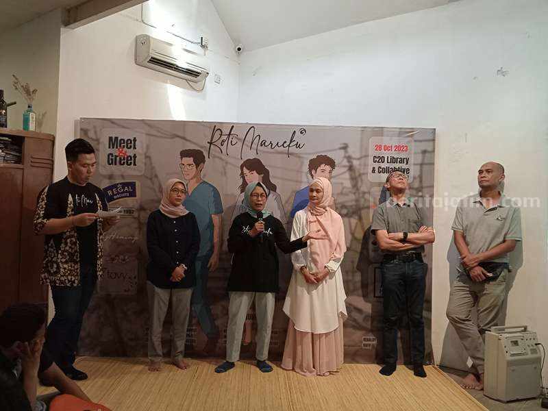 Evy Ervianti Rilis Novel Roti Marieku, Kisahkan Perjalanan Cinta Tiga Dokter di Daerah Terpencil Peluncuran novel Roti Marieku di C20 Library and Colabtive Surabaya.