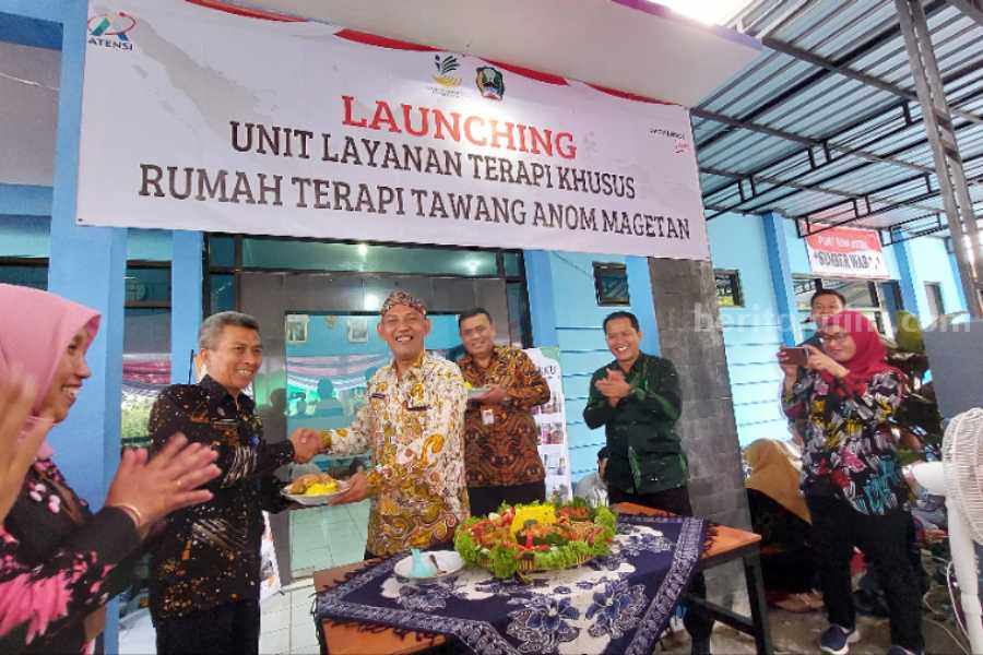 Kepala Sentra Terpadu Kartini Iyan Kusmadiana dan Pj Bupati Magetan Hergunadi saat melaunching rumah terapi khusus di Shelter Dinsos Magetan, Selasa (31/10/2023)