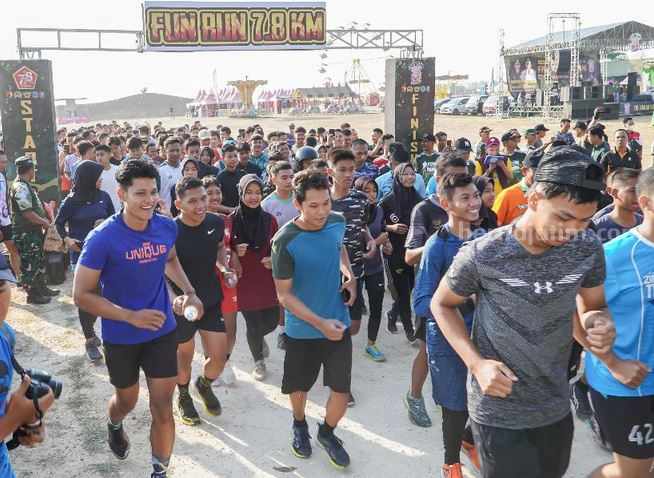 Fun Run 78 Km Lamongan yang digelar dengan kemasan aksi gempur rokok ilegal dalam rangka HUT ke-78 TNI.