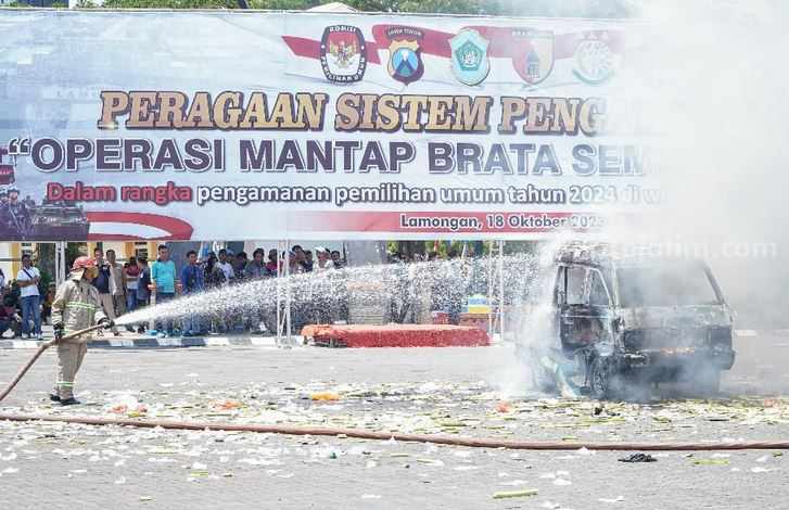 Sistem Penanganan Kota (Sispamkota) Operasi Mantap Brata Semeru 2023/2024, yang digelar di Alun-Alun Kabupaten Lamongan.